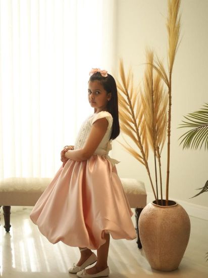 صورة فستان سهرة أنيق مزين بالؤلؤ على الصدر ونفاش لحمي